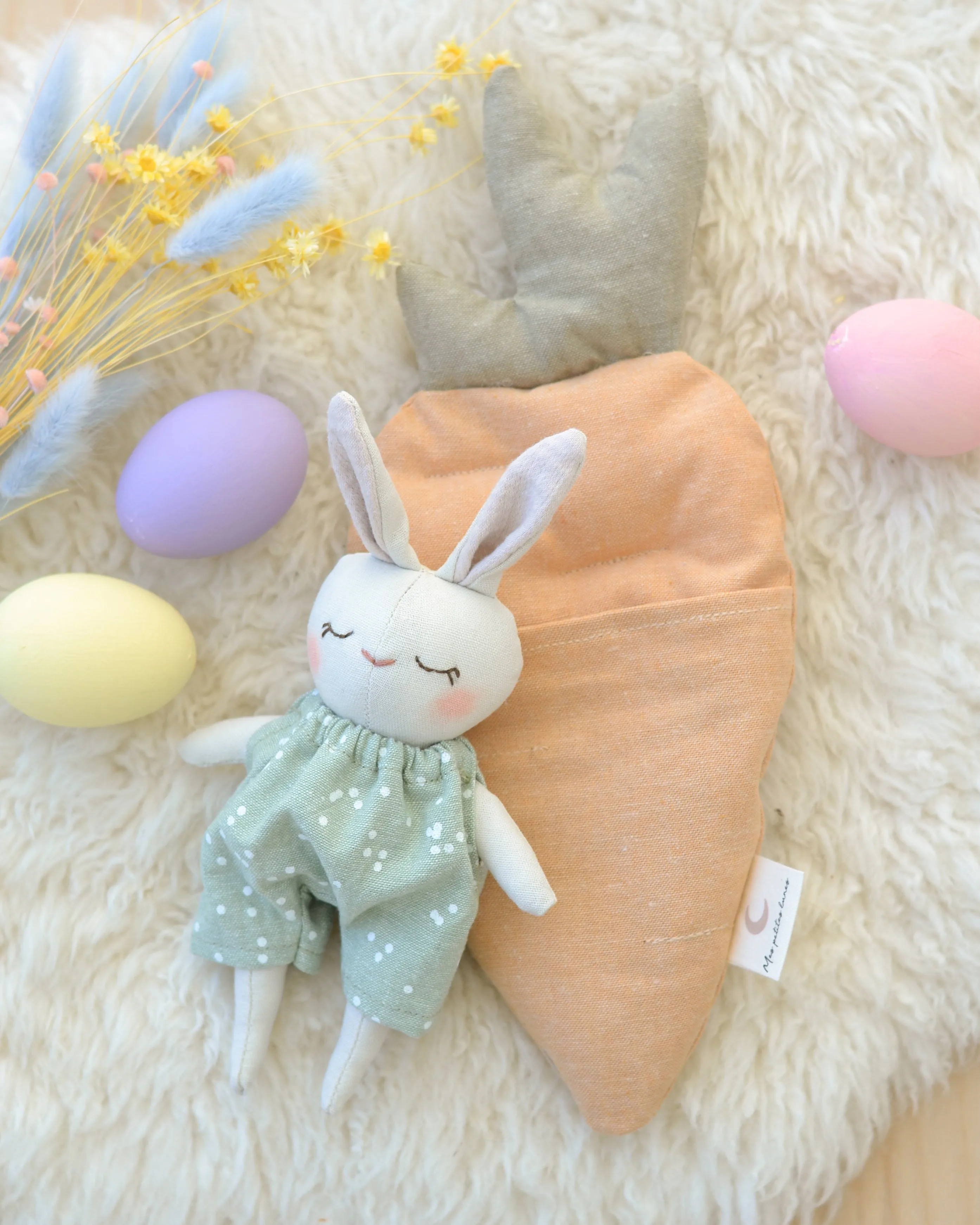 Mini bunny and carrot-shaped bed