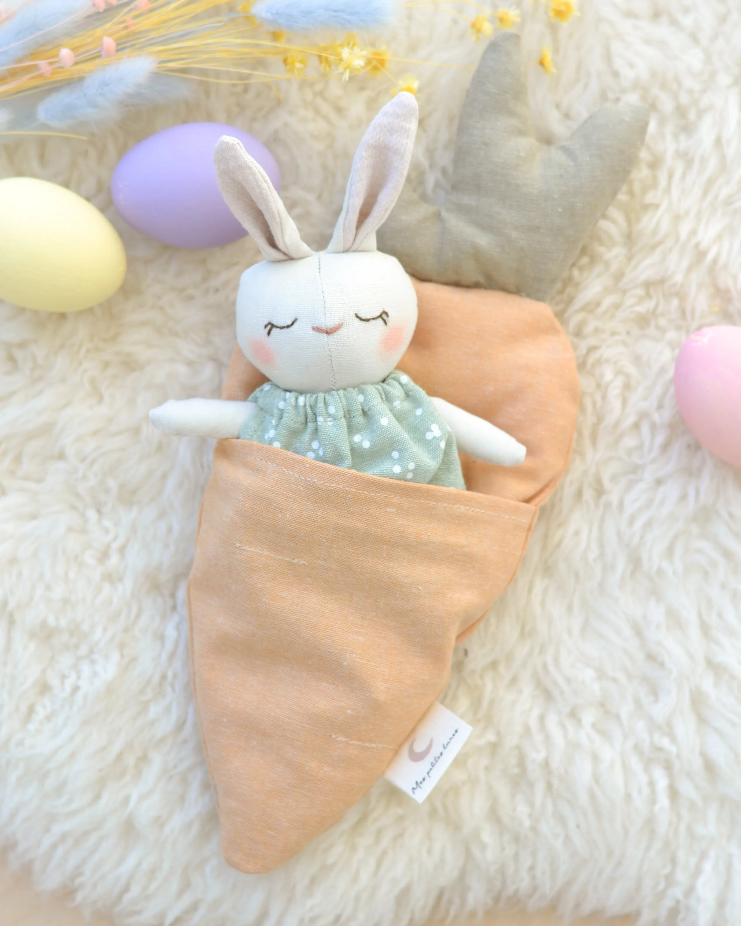 Mini bunny and carrot-shaped bed